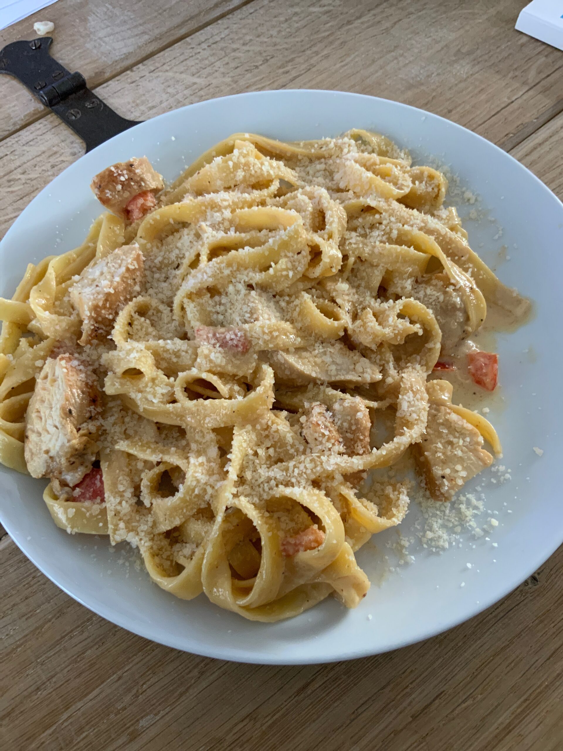 Tagliatelle in Cajun-Sahnesoße mit marinierter Hühnerbrust ...